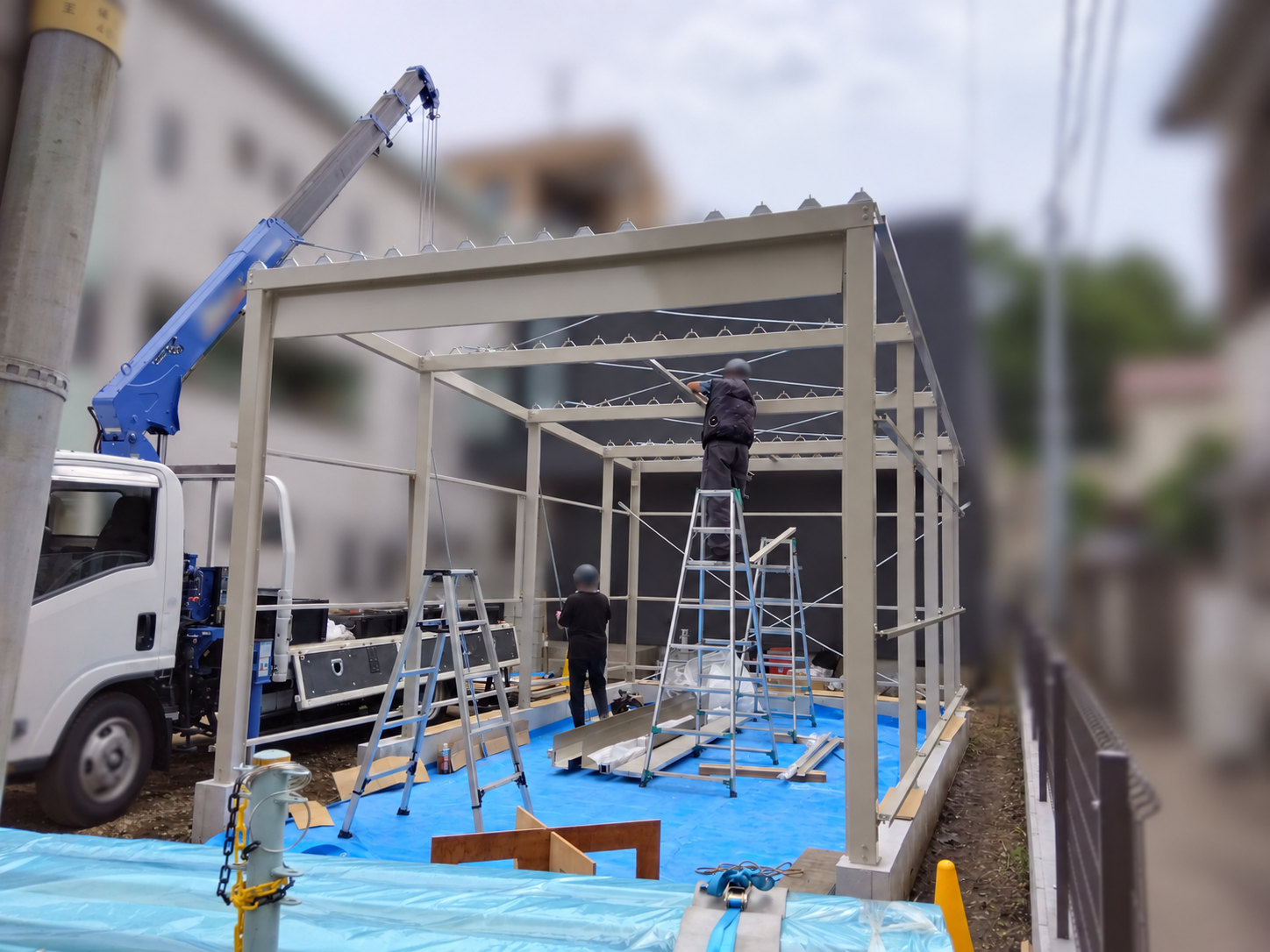 横浜市S様邸で柱と梁を組み上げたガレージの骨組み