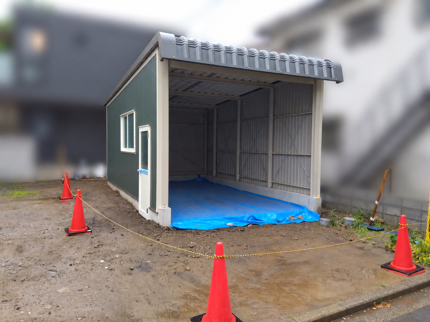 屋根と外壁の施工が進みガレージの形が出来上がった様子